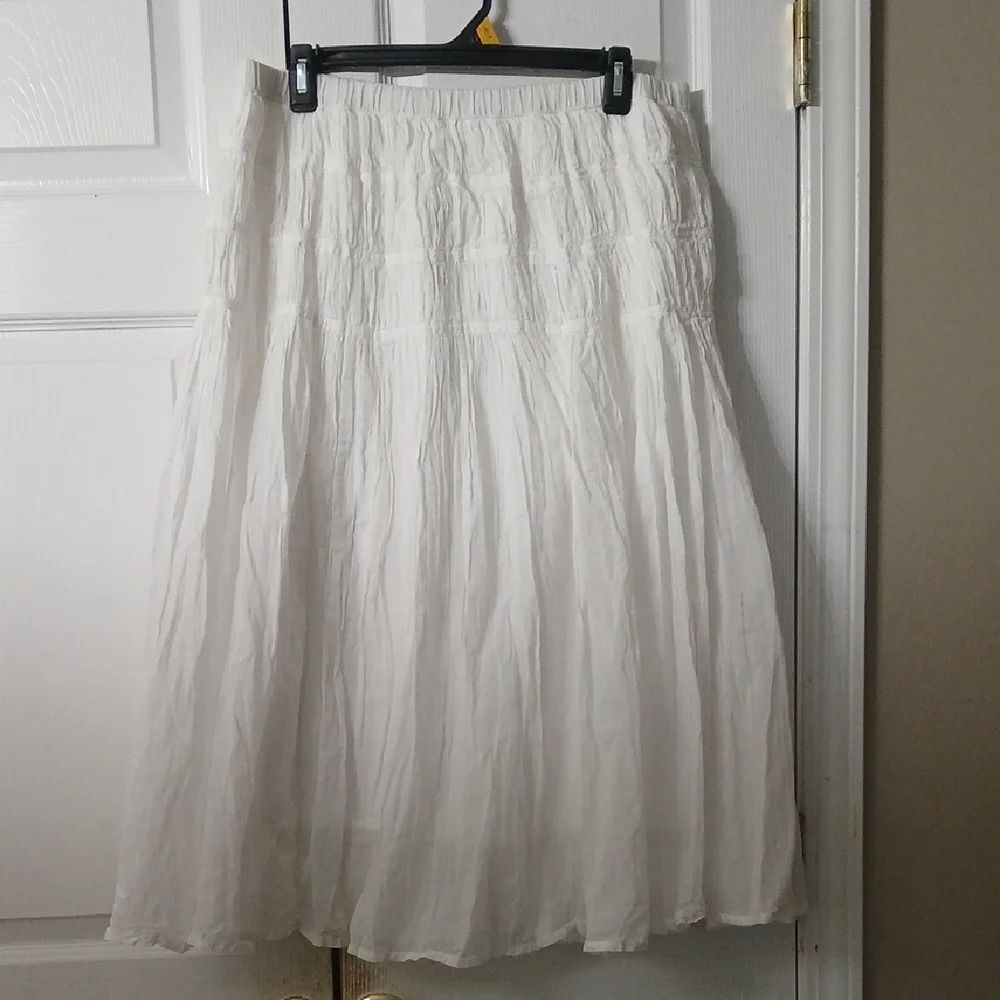 Studio West pull on Elegant White pleated Skirt Sz L NWOT